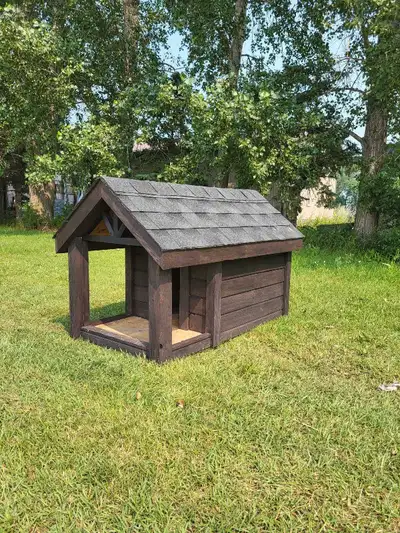 Newly built insulated dog house. Charcoal shingles. Cabin look. Buyer can choose beetween side raili...
