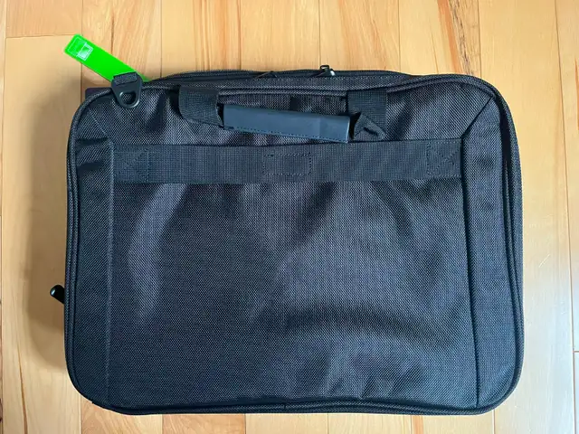 Targus CityLite 15.6" Laptop Briefcase / Carrying Bag in Laptop Accessories in Oshawa / Durham Region - Image 3