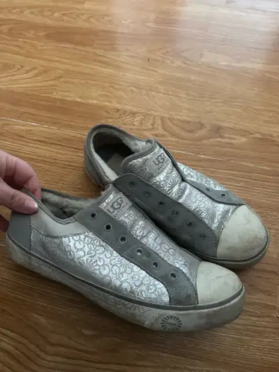 Pick up in huntclub, Vanier or downtown. True to size 8.