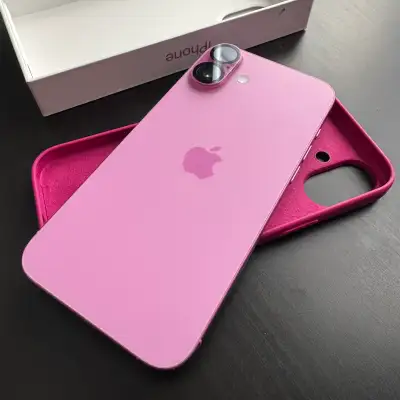 128gb 10/10 condition. 100% battery life. Unlocked. Genuine apple pink case included, front and rear...