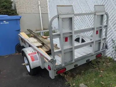 Trailer for motorsports vehicles great condition Remorque pour véhicules de sports moteurs très peu...