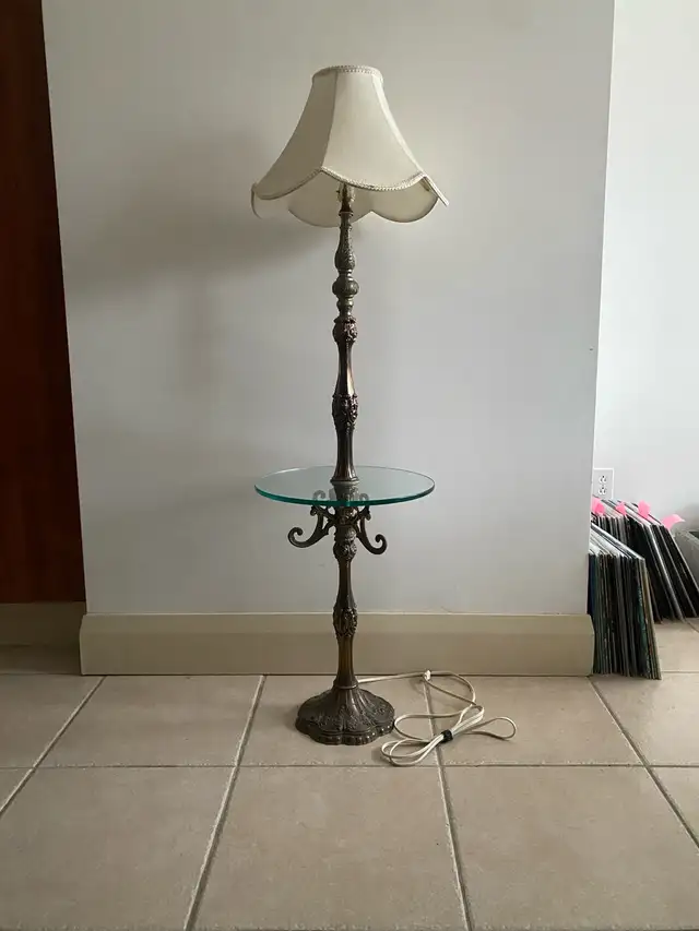 vintage lamp with glass surface in Indoor Lighting & Fans in City of Montréal - Image 4