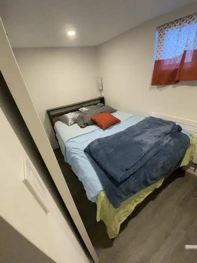 Private Basement Lower Level 1 Bed Room Den Apartment -High Park in Short Term Rentals in City of Toronto - Image 5