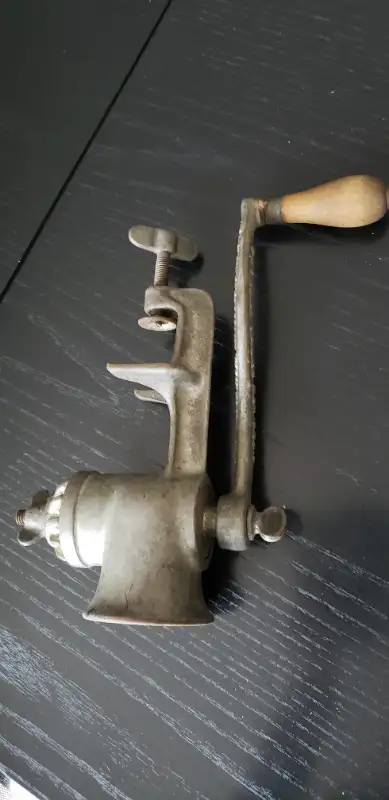 Moulin à viande  Vintage (objet de collection)     10$ total, View more