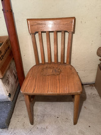 Chaises en bois massif