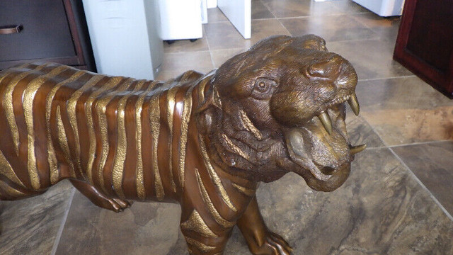 TIGRE EN BRONZE, STATUE ANIMAL  SCULPTURE LONGUEUR 47'',  57 LBS dans Art et objets de collection  à Lévis - Image 2