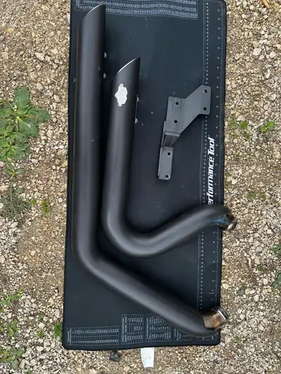 I have a set of v&h short shots for sale they are a year old these can off of a 2018 Harley Davidson...