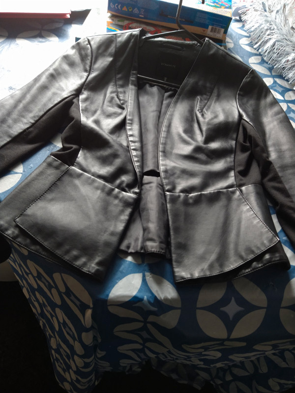 Manteau cuir noir Dynamite dans Femmes - Hauts et vêtements d'extérieur  à Laval/Rive Nord - Image 2