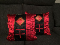 Set of 2 matching silk throw-pillows (NEW)
