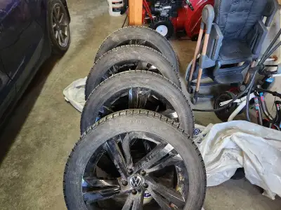 Bonjour, Je vends des pneus d'hiver Yohohama Ice Guard 19" de dimensions 225/55R19 avec Jantes Volks...