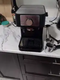 Delonghi expresso coffee maker. Used 3 times 2 mo old