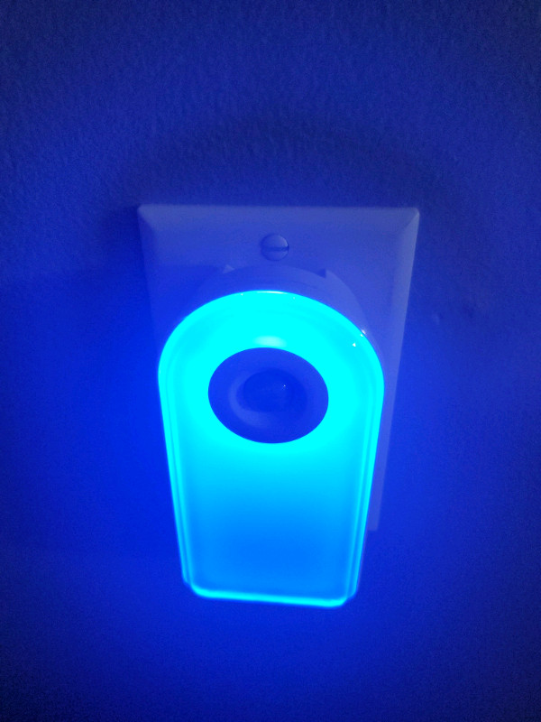 3 Sunbeam intertek nightlight/motion light plug ins in Indoor Lighting & Fans in Renfrew - Image 3