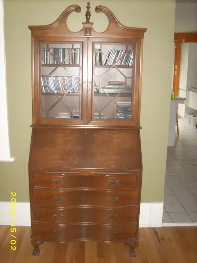 Ce meuble comporte des tiroirs montés à queue d'aronde ainsi que des secrets (tiroirs dissimulés) et...