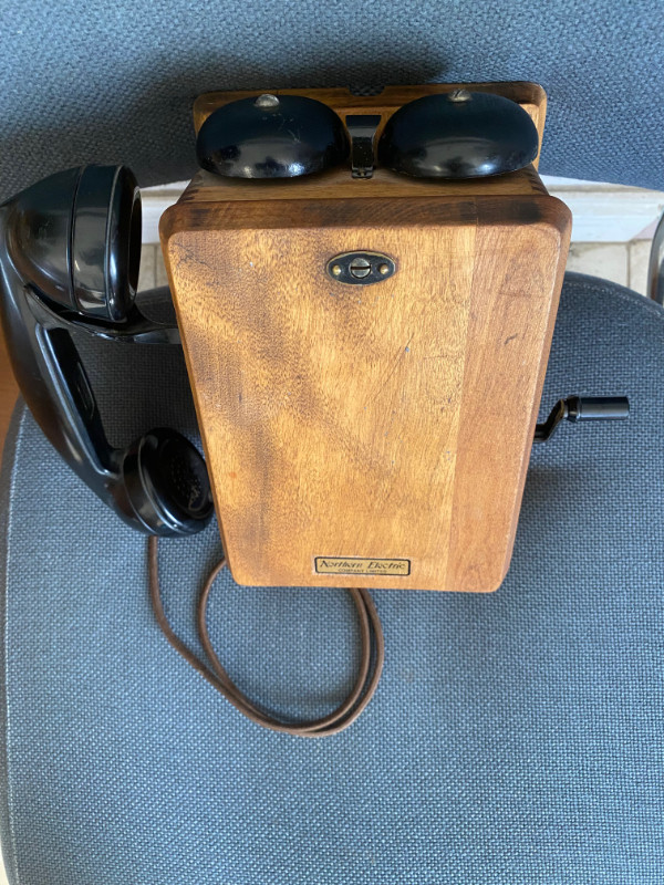 Northern Electric Model 717 Antique Wood Wall Phone in Arts & Collectibles in Winnipeg - Image 2