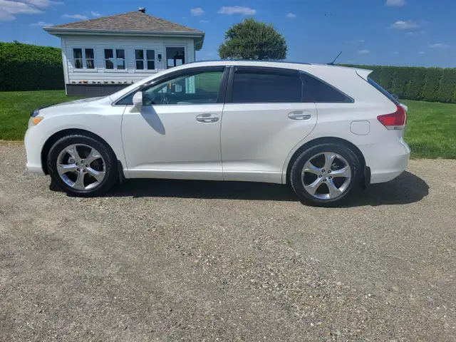 2009 TOYOTA VENZA AWD in Cars & Trucks in Edmundston - Image 2