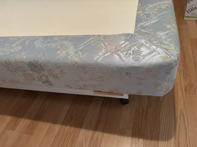 Base de Lit 54 pouces in Beds & Mattresses in Québec City - Image 3