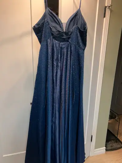 Absoluately stunning ladies prom dress with sweetheart plunging neckline and small corset like back!...