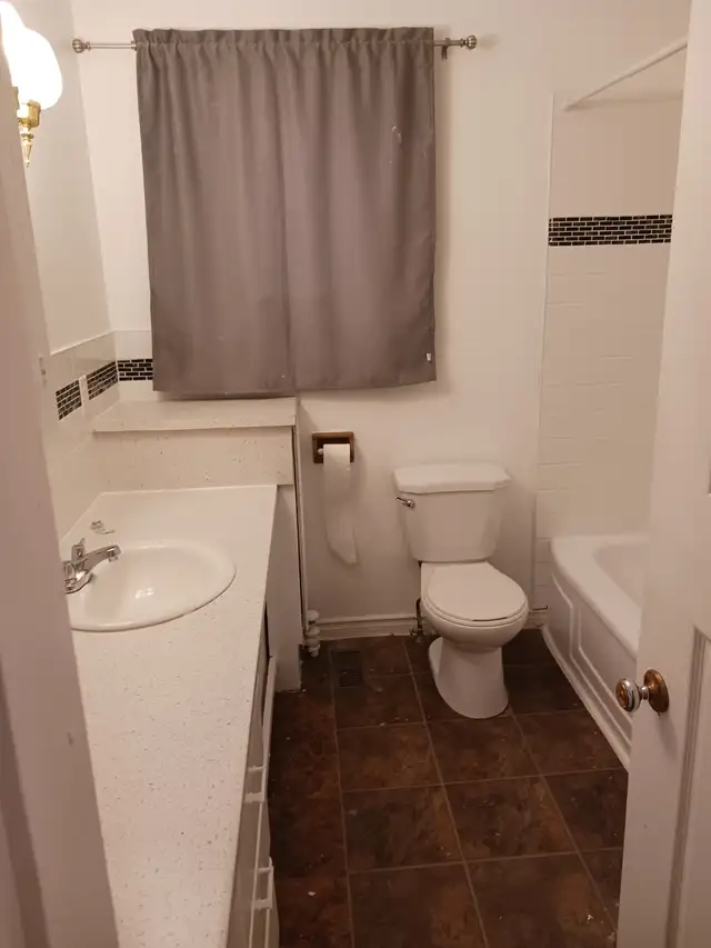 418 Rubidge St, Peterborough (Ground Floor) 2 BRMS in Long Term Rentals in Peterborough - Image 6