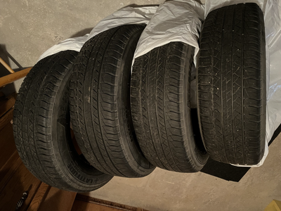 4 pneus michelin 225/65 R17 encore bon pour quelques saisons.