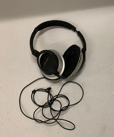 Selling a pair of authentic Bose AE2 headphones. Sound Quality: Excellent. Bose sound works perfectl...