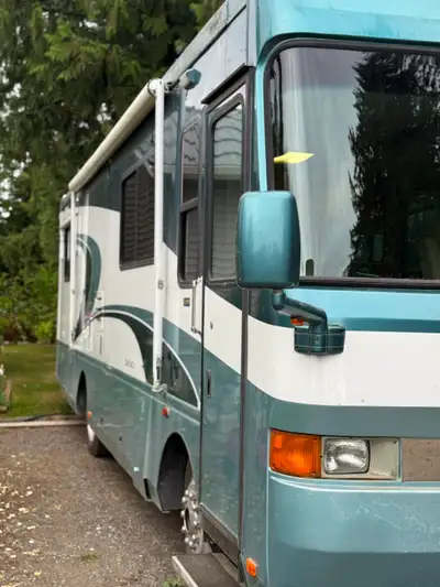 32' Magnum Safari coach with lots of repairs done in fair condition ready to use comes with a wonder...
