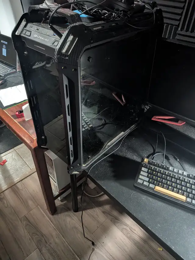 Gaming computer and monitor585553081439375363