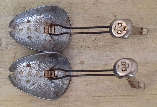 RÉDUIT Antiquité.  Paire de formes en fer pour chaussures dans Art et objets de collection  à Lévis - Image 3