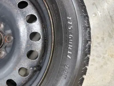 Pneu Goodyear Winter Command 225/60/17 monté sur roue d’acier Hyundai bolt pattern 5x114.3 En très b...
