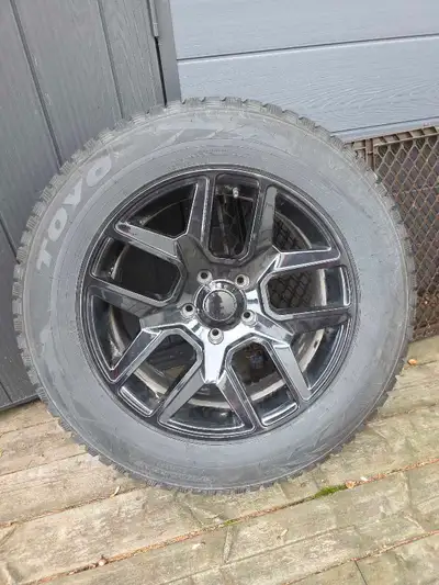275 60 r20 115T Toyo Observe G3 - Ice winter tires with black alloy rims and TPMS sensors. Used for...