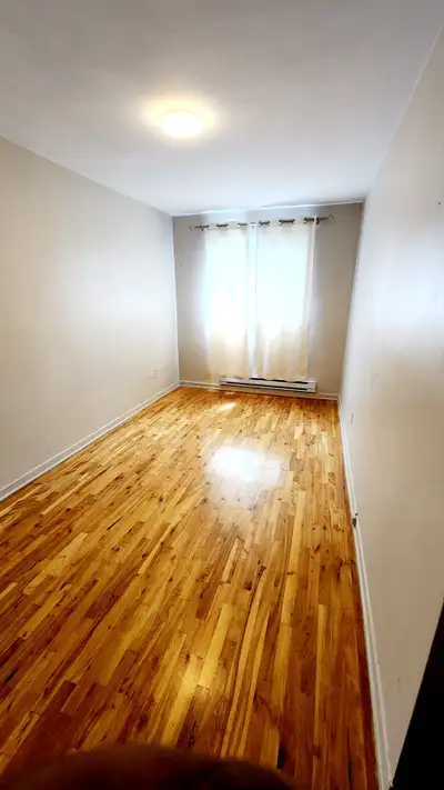 Grande chambre à louer dans un logement chaleureux, sécuritaire
