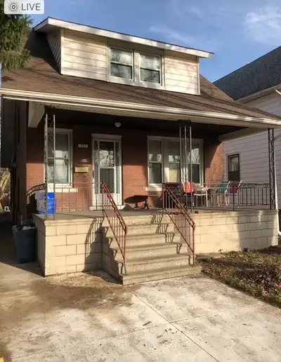 THE CLEANEST HOUSE IN WINDSOR AND WALKING DISTANCE FROM UNIVERSITY OF WINDSOR THE RENT INCLUDE ALL U...