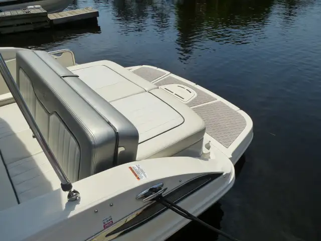 Bateau Sea Ray Sundeck 220 in Powerboats & Motorboats in Shawinigan - Image 6
