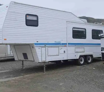 Fleetwood Prowler- 5th wheel // very clean unit // was appraised at 18k //everything works // on boa...