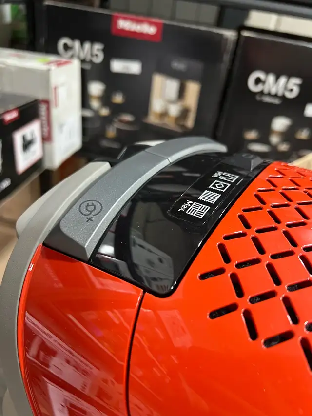 Miele Guard M1 Canister Vacuum in Vacuums in Oakville / Halton Region - Image 4