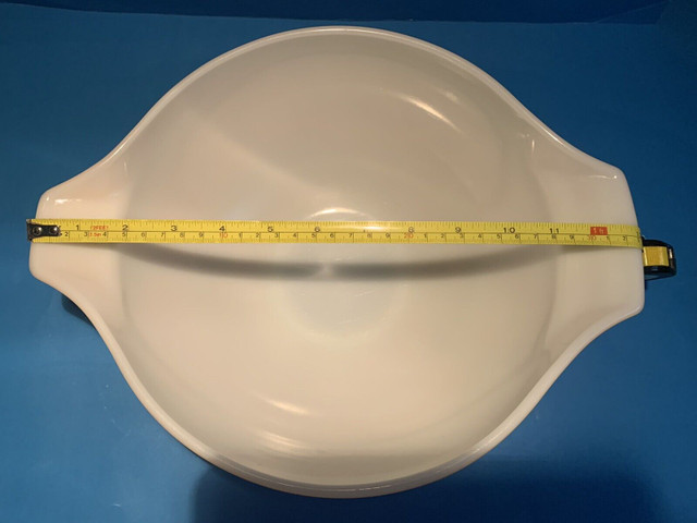 Vintage Pyrex 444 Butterfly Gold 4QT   Mixing bowl $39 in Arts & Collectibles in Markham / York Region - Image 3