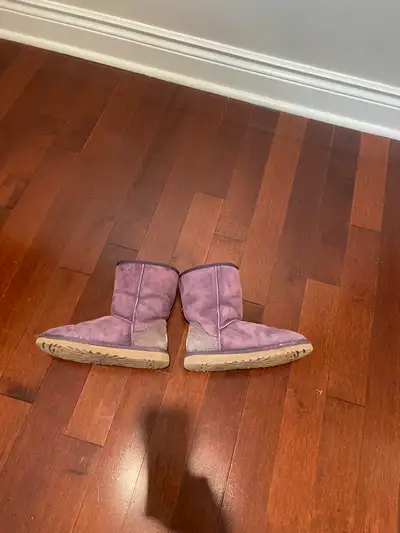 Adorable purple Uggs. $25 Women’s size 7. Come and get them!
