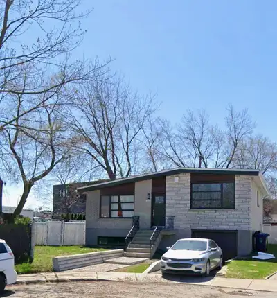 Superbe bungalow spacieux situé au cœur du secteur prisé du Séville à Laval. Cette propriété offre u...