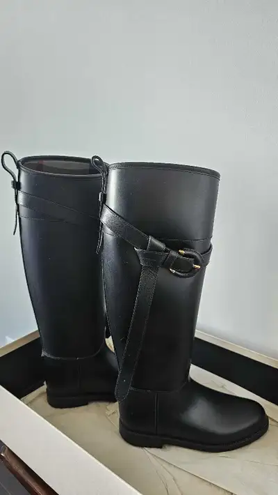 Gorgeous Burberry boots - size 35 execellent conditions , View more