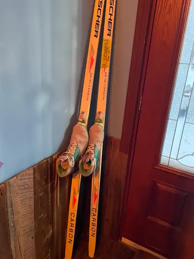 Ski de fond et bottes à donner, pour adulte Pointure des bottes : 9 Il n'y a pas de bâtons