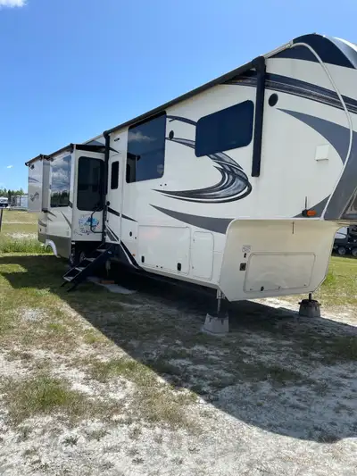 Great trailer for travelling or seasonal, 42 feet with 5 slides, including lots of extras, onboard g...