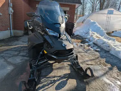 Ski-Doo Expedition LE 2025, moteur 900 ace, 947km, disponible le 1er avril 2025, possibilité de vend...