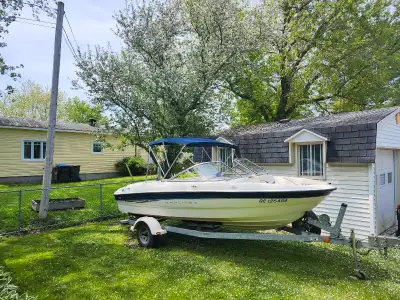Superbe bateau open deck Bayliner de 18' et 8 place avec moteur 4.3L en super forme avec radio et so...