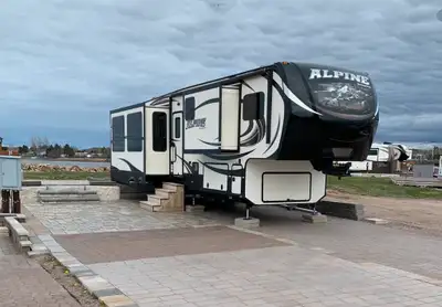 2015 Keystone Alpine Fifth Wheel 3590 RL Bought new in 2015 39” in Lenght 5 Slides 1 Air conditionin...