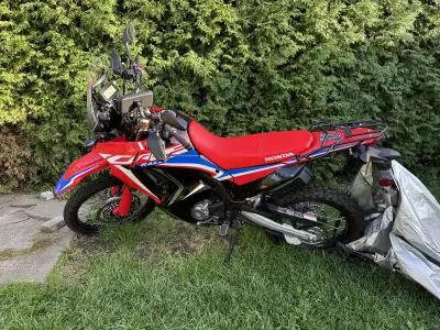 Superbe moto enduro Honda CRF300 RALLY 300cc Garantie Honda Manuelle 6 vitesses 213 km Tout est neuf...