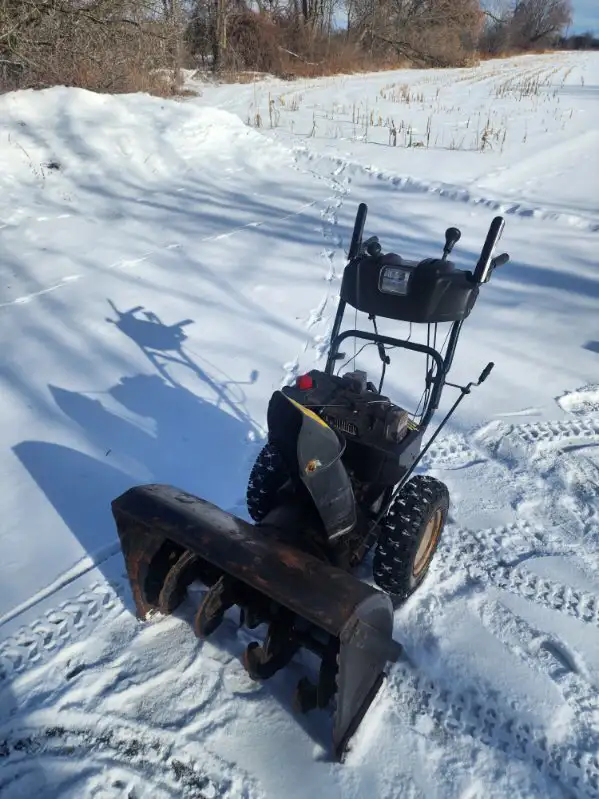 Yardworks snowblower 9.5 hp 28” in Snowblowers in Markham / York Region - Image 2