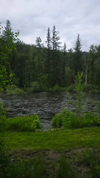 Description Fifth Wheel + Riverfront Lot for Sale in Yahk, BC | 3 Valley RV Resort Beautiful 40’ x 1...