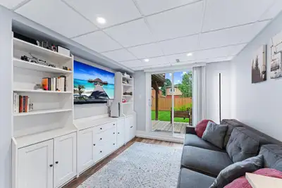 Private 1 bed 1 bath Unit with Walkout deck