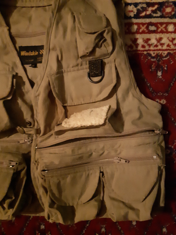 SMALL FISHING VEST WITH FLY CASE in Fishing, Camping & Outdoors in Belleville - Image 3