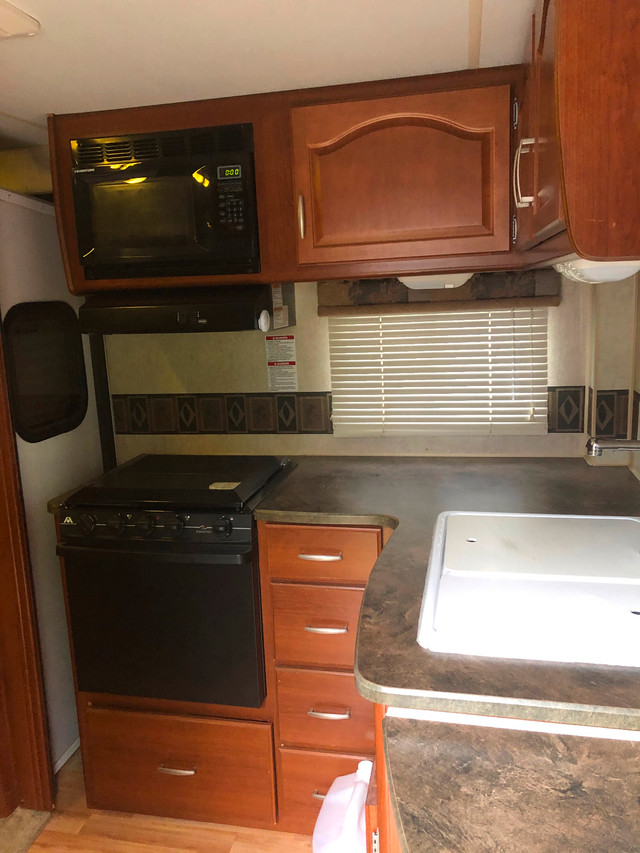 2009 hardwall bunk model extreme edition. Excellent shape. in Travel Trailers & Campers in Lethbridge - Image 4
