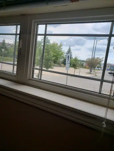 Beautiful Laurelwood area near both universities and all basic amenities on walking distance. Bus#13...